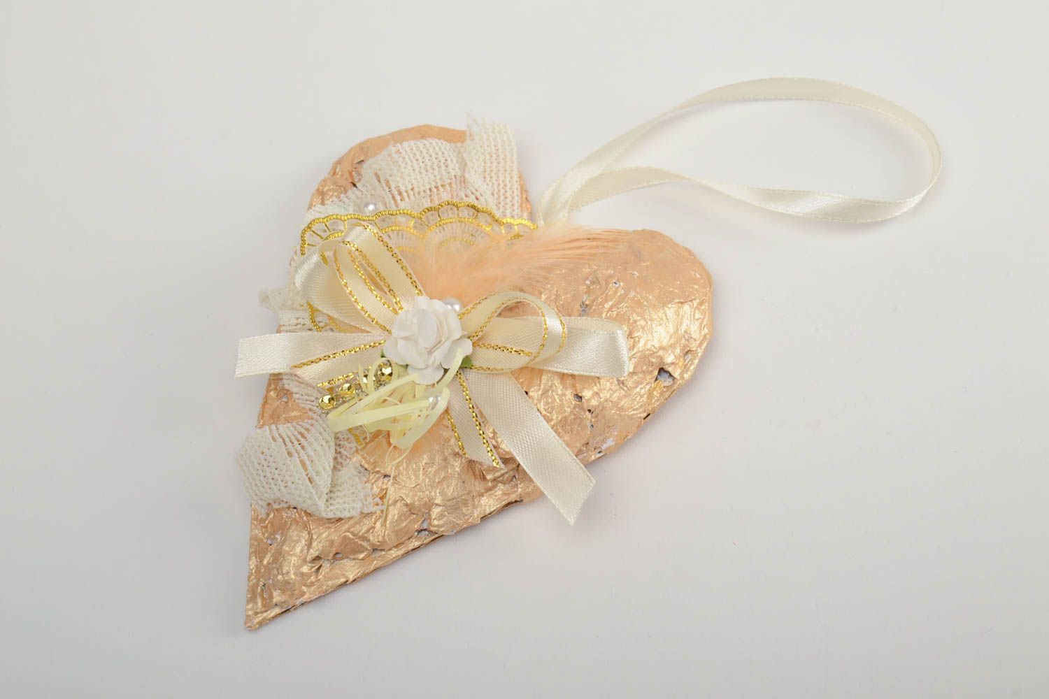 Petite décoration à suspendre en tissu dorée coeur avec rubans faite main photo 2