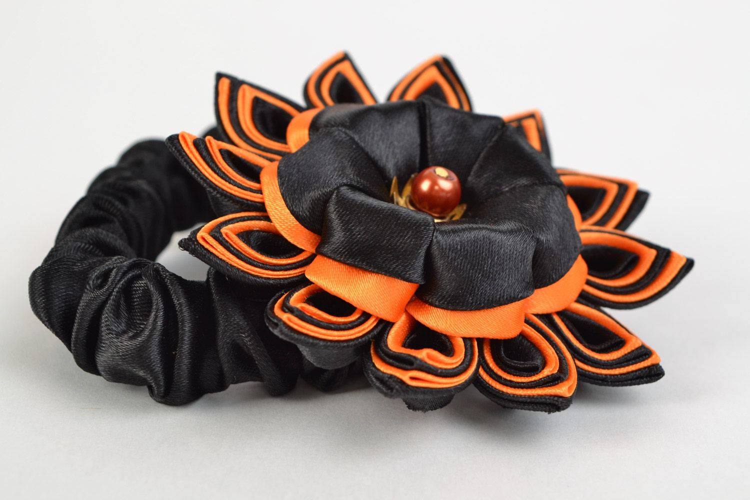 Резинка с цветком в технике канзаши черная с оранжевым крупная ручной работы фото 2