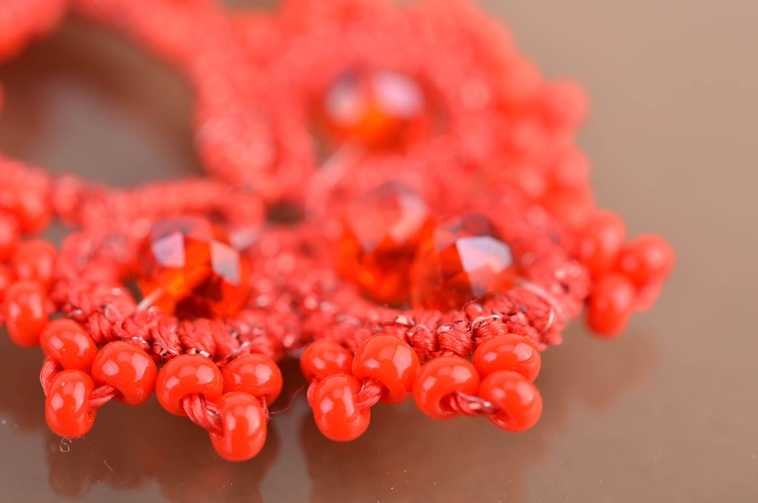 Boucles d'oreilles rouges pendantes ajourées faites main fils perles de rocaille photo 4