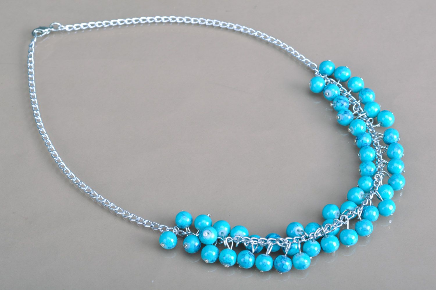 Long collier en perles de céramique bleu sur chaînette métallique fait main photo 2