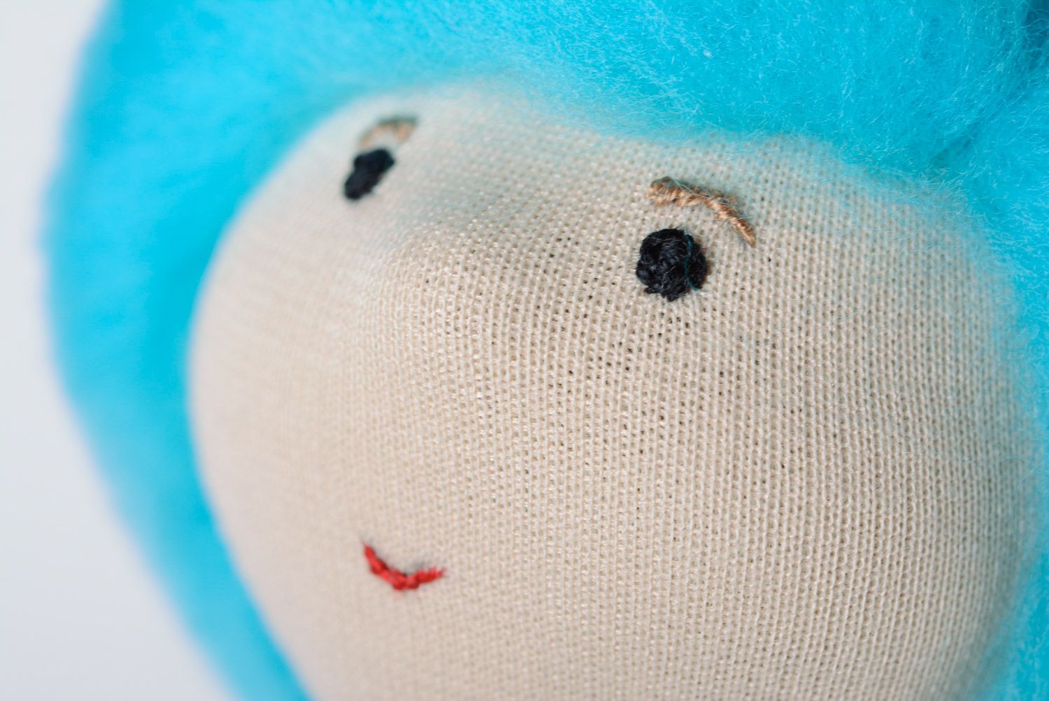 Petite poupée en tissus aux cheveux bleus originale faite à la main pour fille photo 2