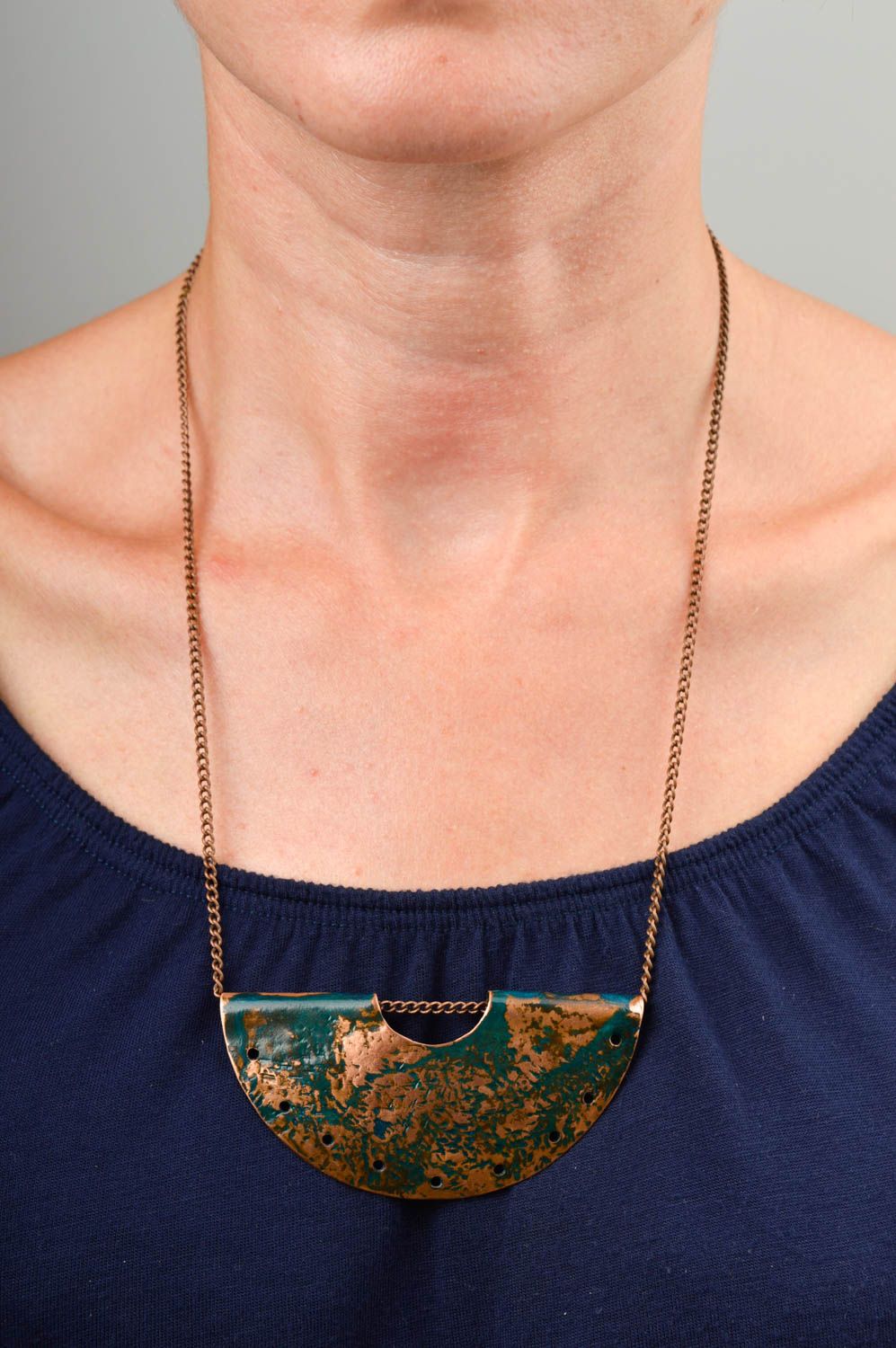 Pendentif en métal Bijou fait main massif en cuivre verni Accessoire femme photo 1