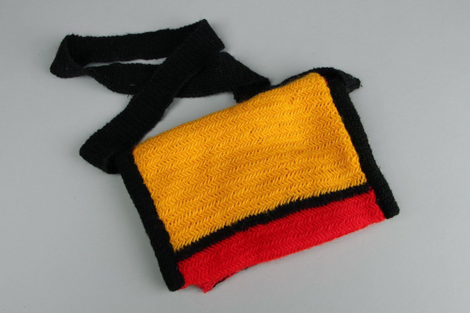 Sac tricoté en laine et décoré d'un bouton photo 5