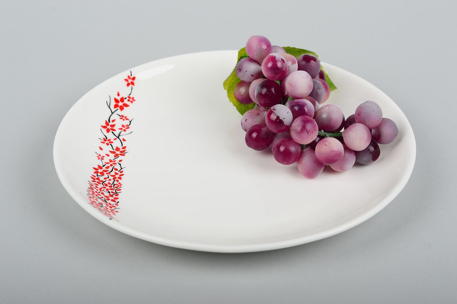 Assiette décorative Déco fait main blanche avec fleurs rouges Vaisselle déco photo 1