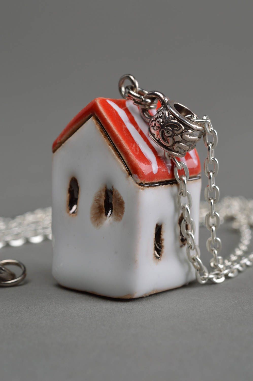 Глиняная подвеска кулон ручной работы в виде домика с красной крышей на цепочке фото 2