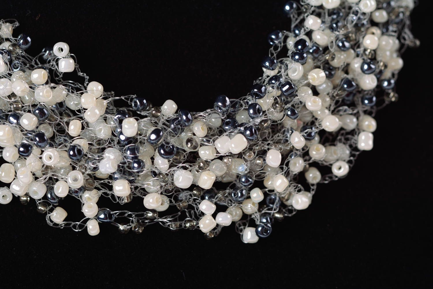 Gros collier Bijou fait main en perles de rocaille gris blanc Cadeau femme photo 4