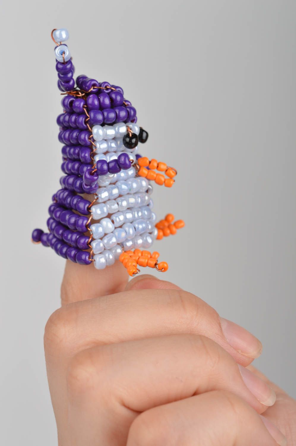 Пальчиковая игрушка пингвин из бисера маленькая синяя смешная ручной работы фото 5