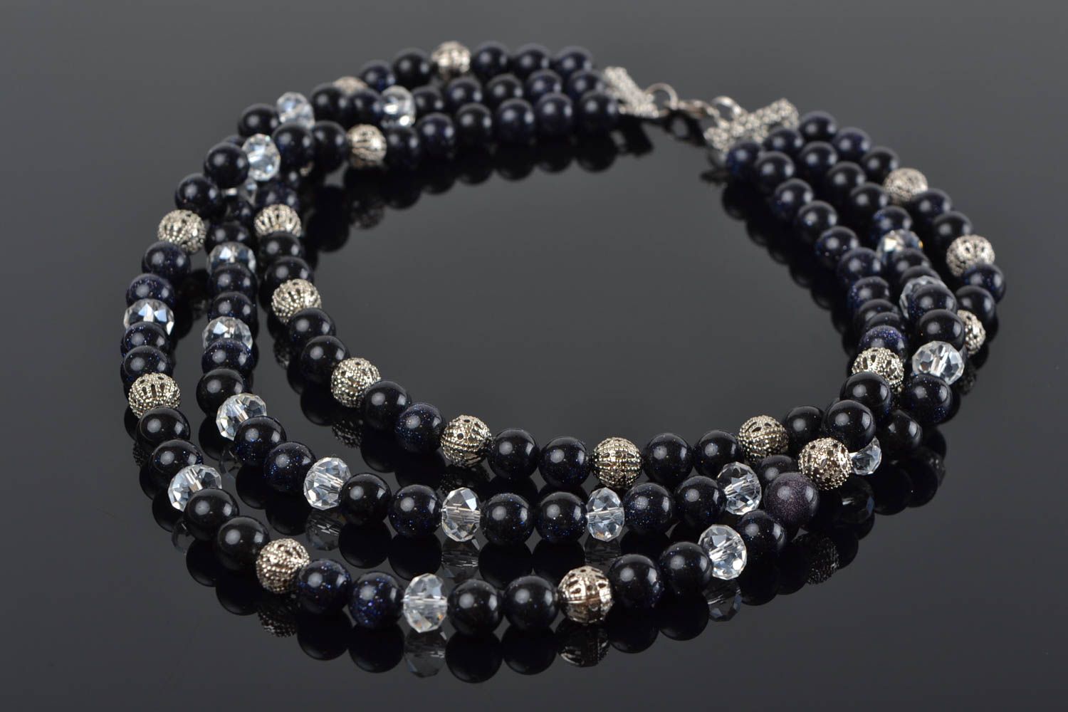 Ожерелье из натуральных камней и хрусталя темное в три ряда ручной работы фото 1