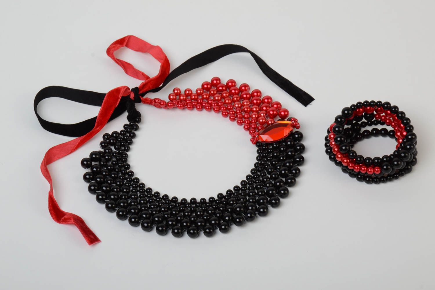 Handmade Schmuckset aus Glasperlen mehrreihiges Collier und Armband rot schwarz foto 2