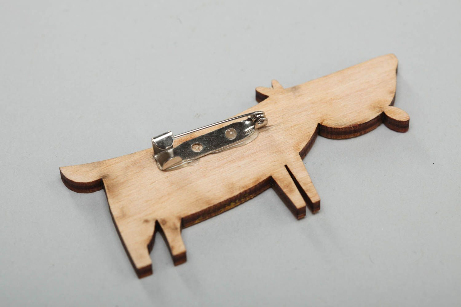 Lustige künstlerische Brosche aus Furnierholz mit Acrylfarben Hund Handarbeit foto 4
