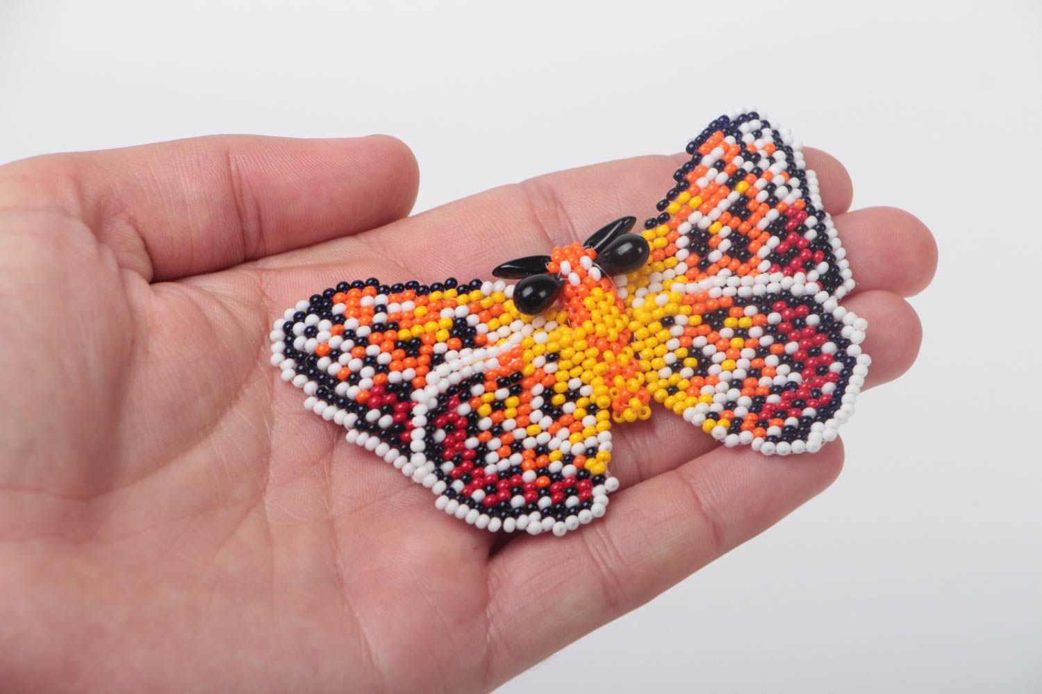 Broche en perles de rocaille multicolore en forme de papillon faite main photo 5