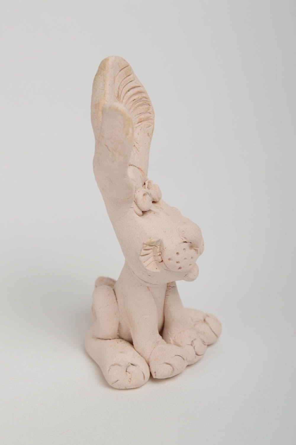 Глиняная статуэтка в виде белого зайчика вылепленная вручную для декора фото 4