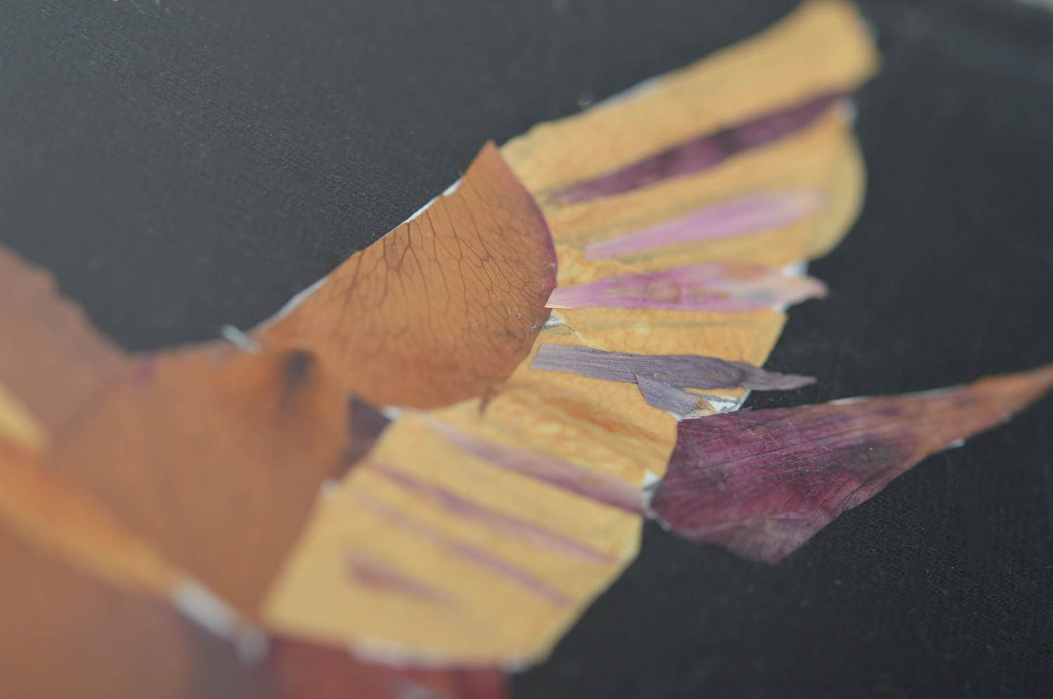 Handgemachtes Bild aus getrockneten Blättern Vogel im Holzrahmen für Dekor foto 2