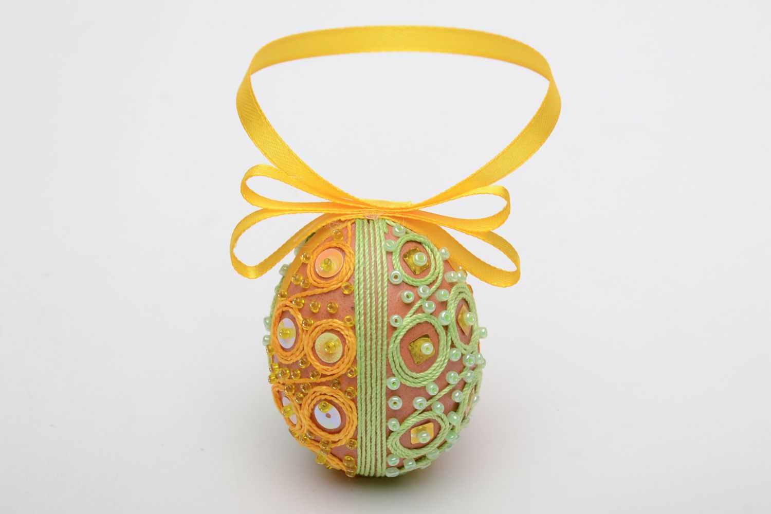 Huevo de Pascua pintado con cintas y abalorios foto 2