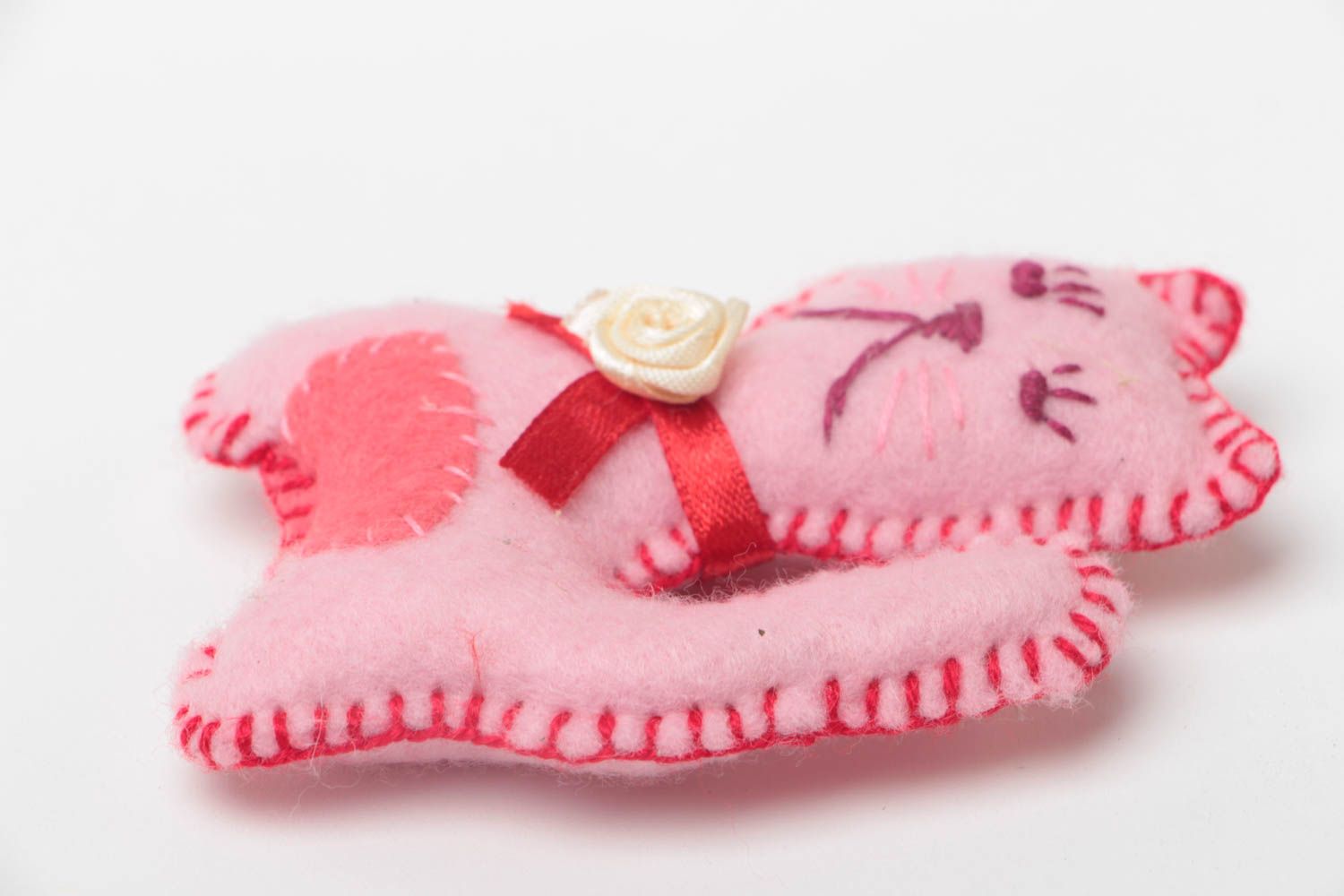 Petite peluche en feutre rose faite main originale en forme de chat pour enfant photo 3