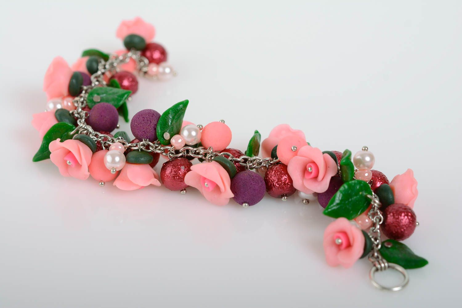 Bracelet fleurs en pâte polymère avec perles d'imitation fait main design photo 1