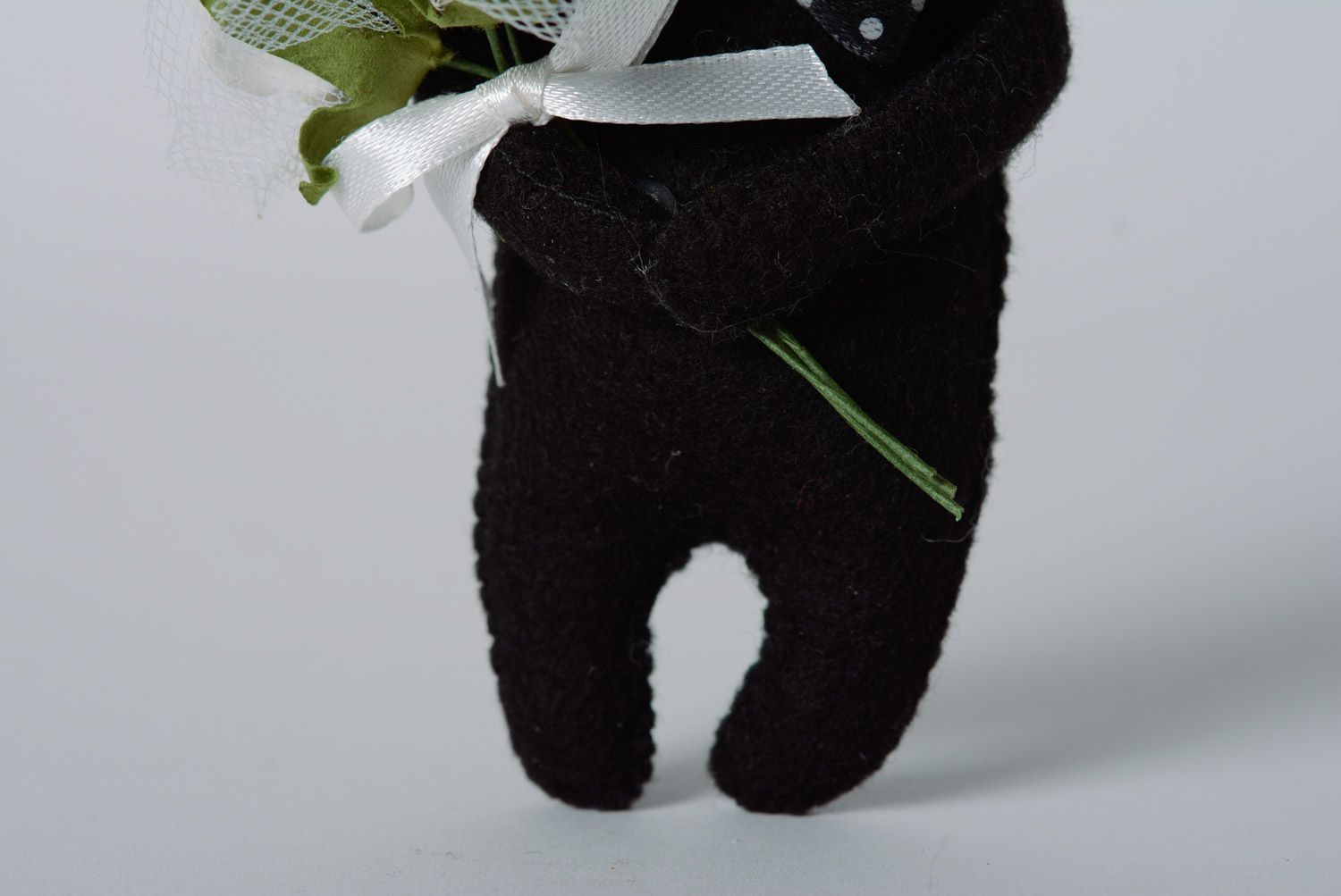 Petite peluche en feutre noire en forme de chat avec roses faite main  photo 5