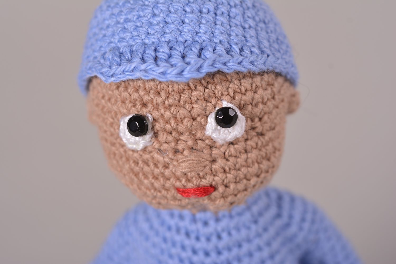 Мягкая игрушка кукла ручной работы малыш пупсик кукла крючком в голубой пижамке фото 2