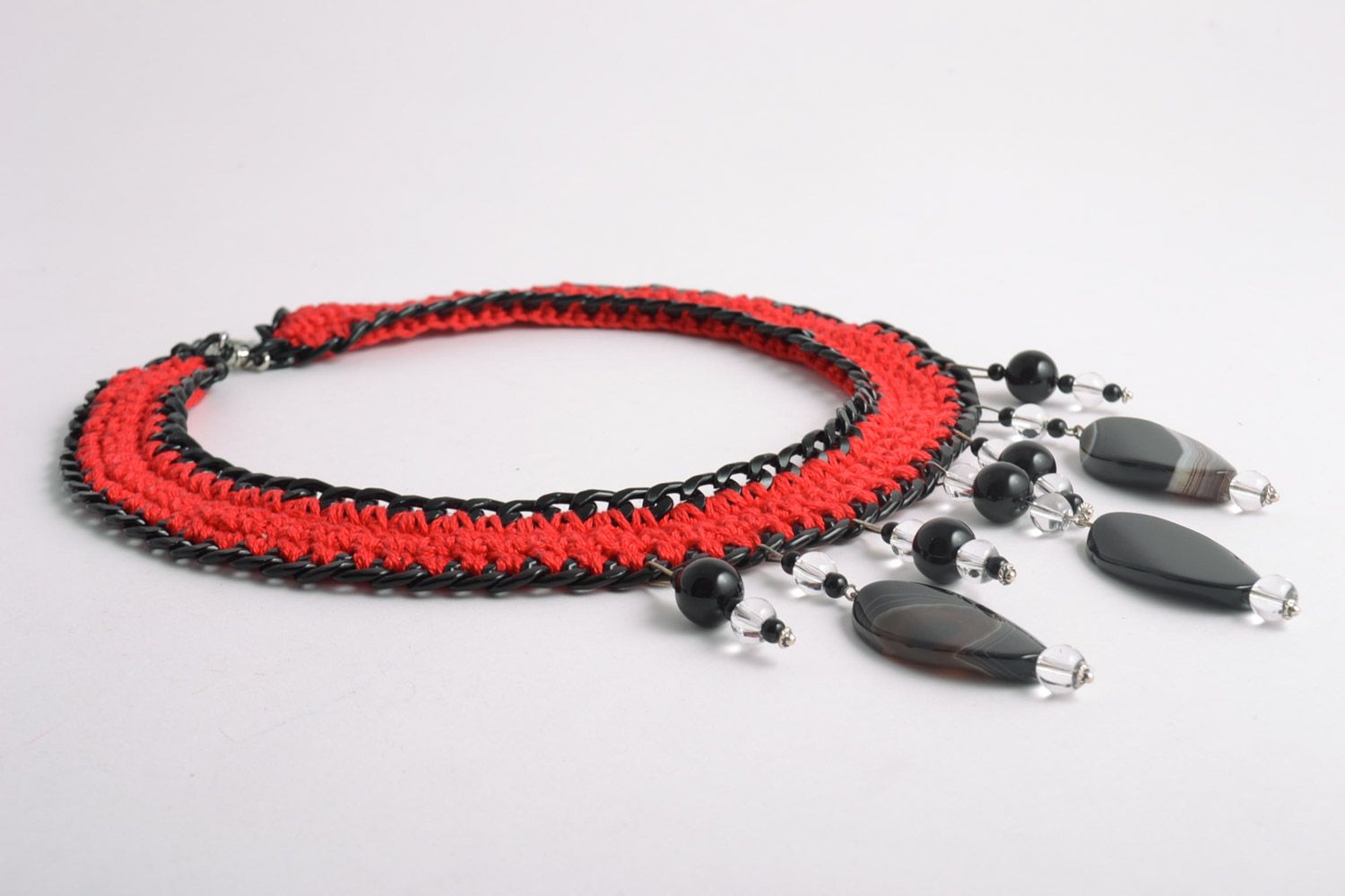 Строгое вязаное колье из ниток черно красное с натуральными камнями хенд мэйд фото 5