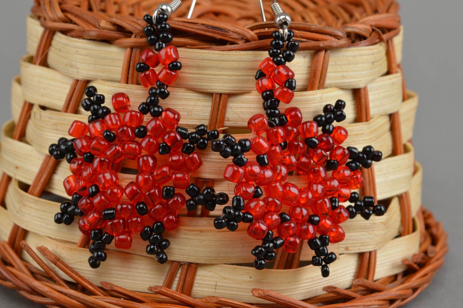 Boucles d'oreilles en perles de rocaille faites main longues noir et rouge photo 1
