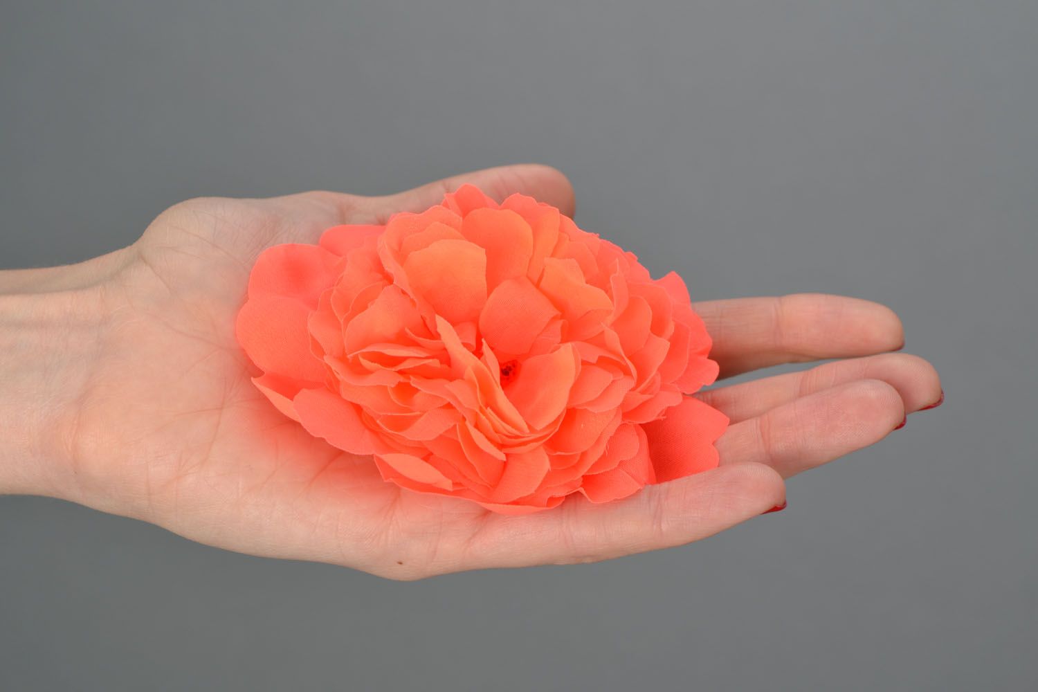Broche de tecido feito à mão em forma da flor Peonia foto 2