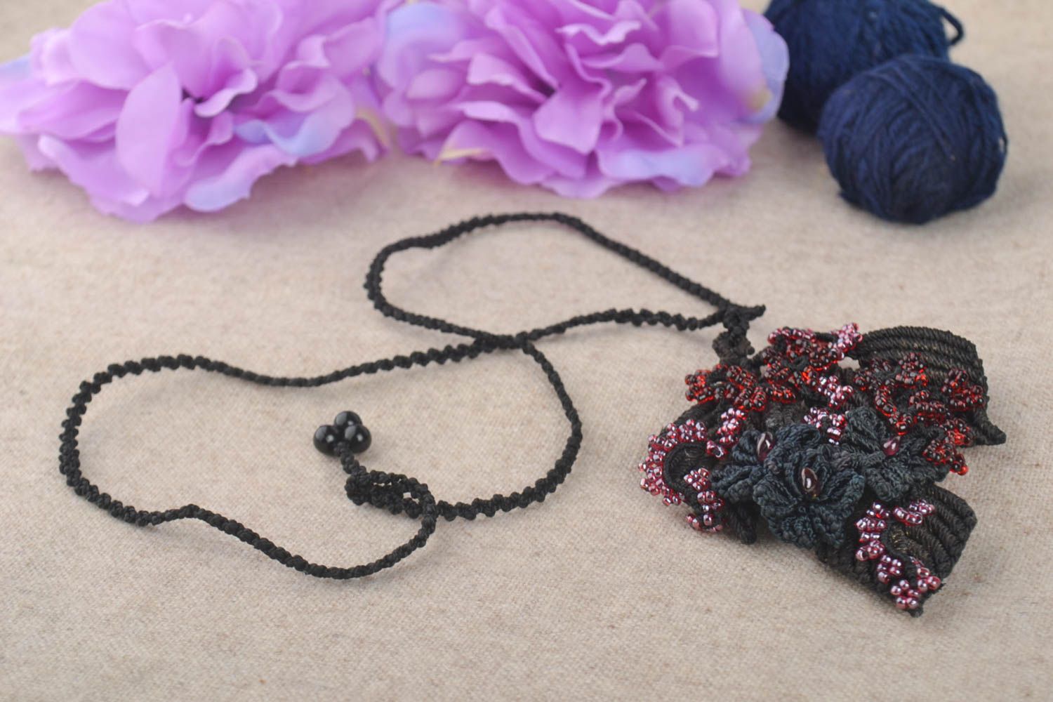 Pendentif noir Bijoux fait main Accessoire femme textile en perles de rocaille photo 1