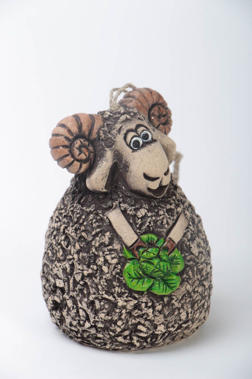 Cloche céramique faite main mouton modelé décoration originale sur cordon photo 2