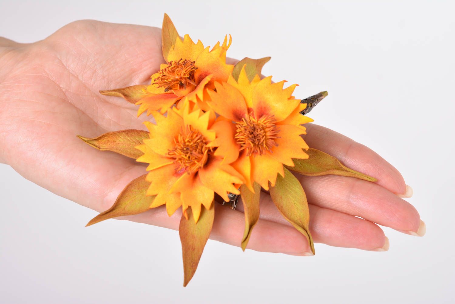 Брошь ручной работы желтые цветы из фоамирана оригинальная заколка для волос фото 3