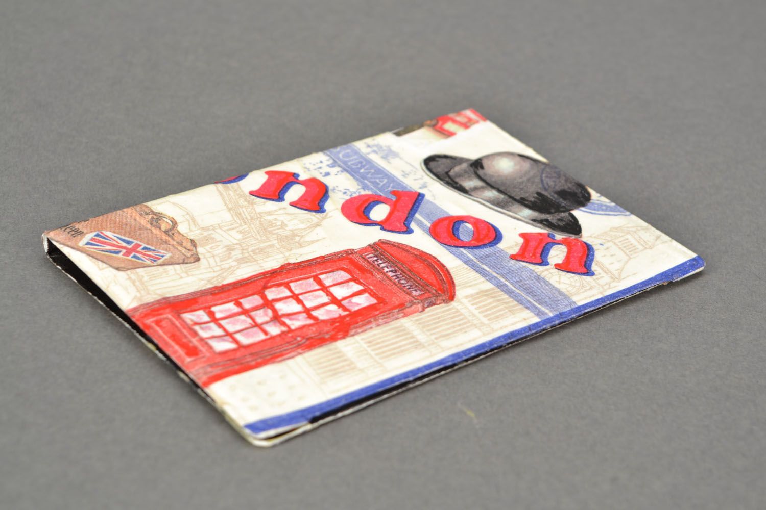 Capa para passaporte artesanal em técnica decoupage Londres foto 4