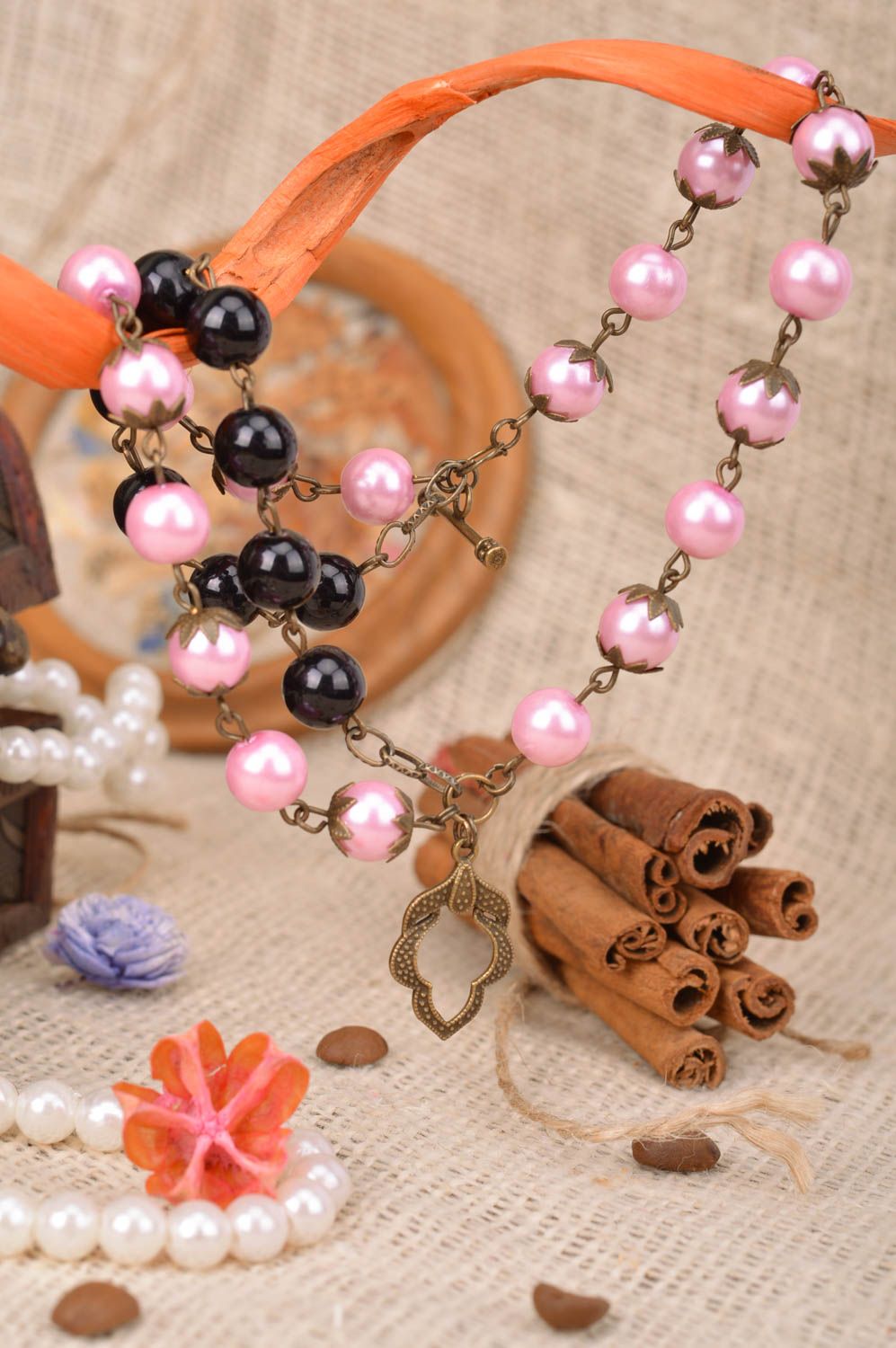 Bracelet fait main avec perles fantaisie noires et roses et pendeloque bijou photo 1