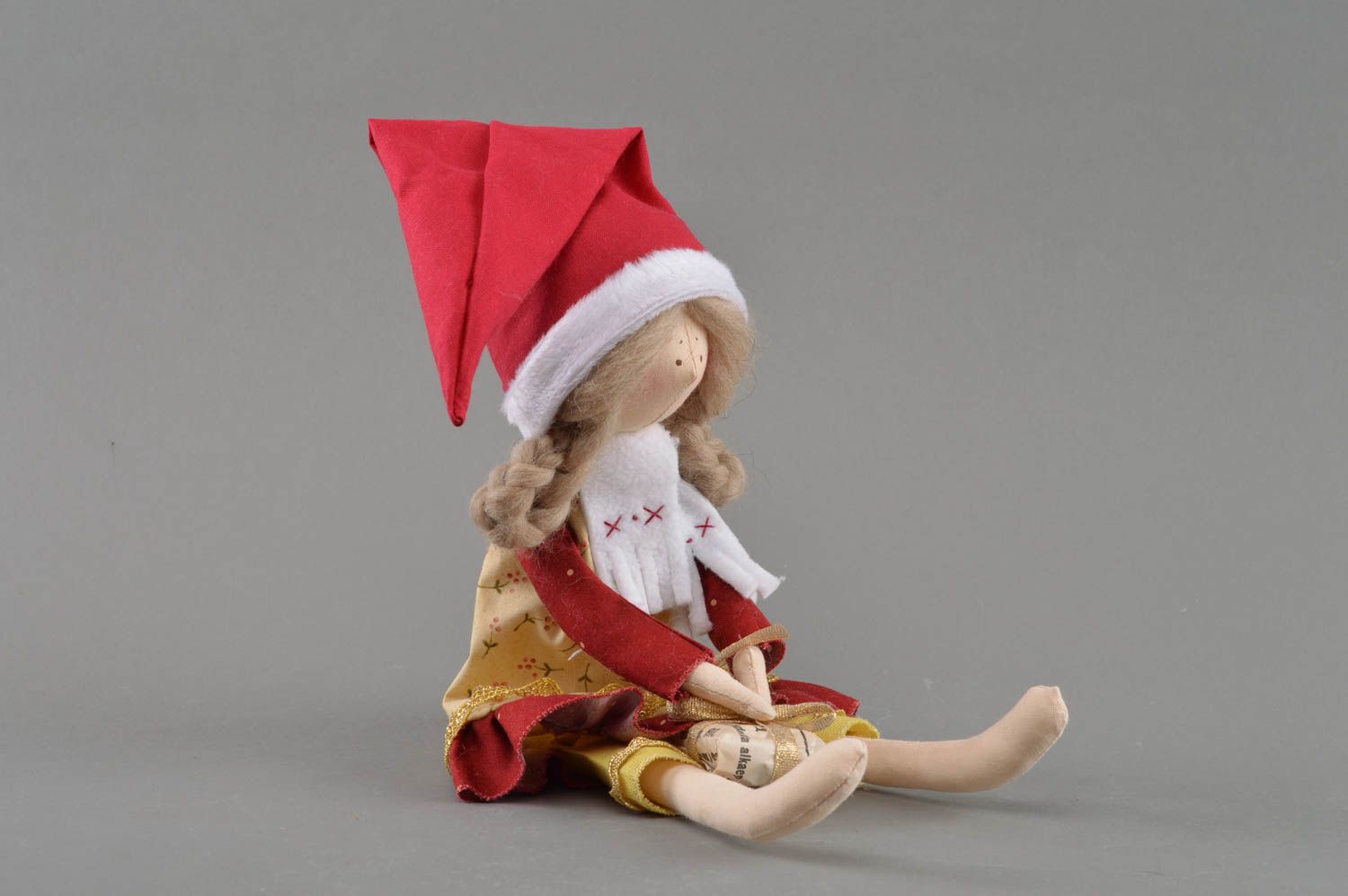 Игрушка кукла из ткани в новогоднем наряде с сюрпризом небольшая ручной работы фото 4