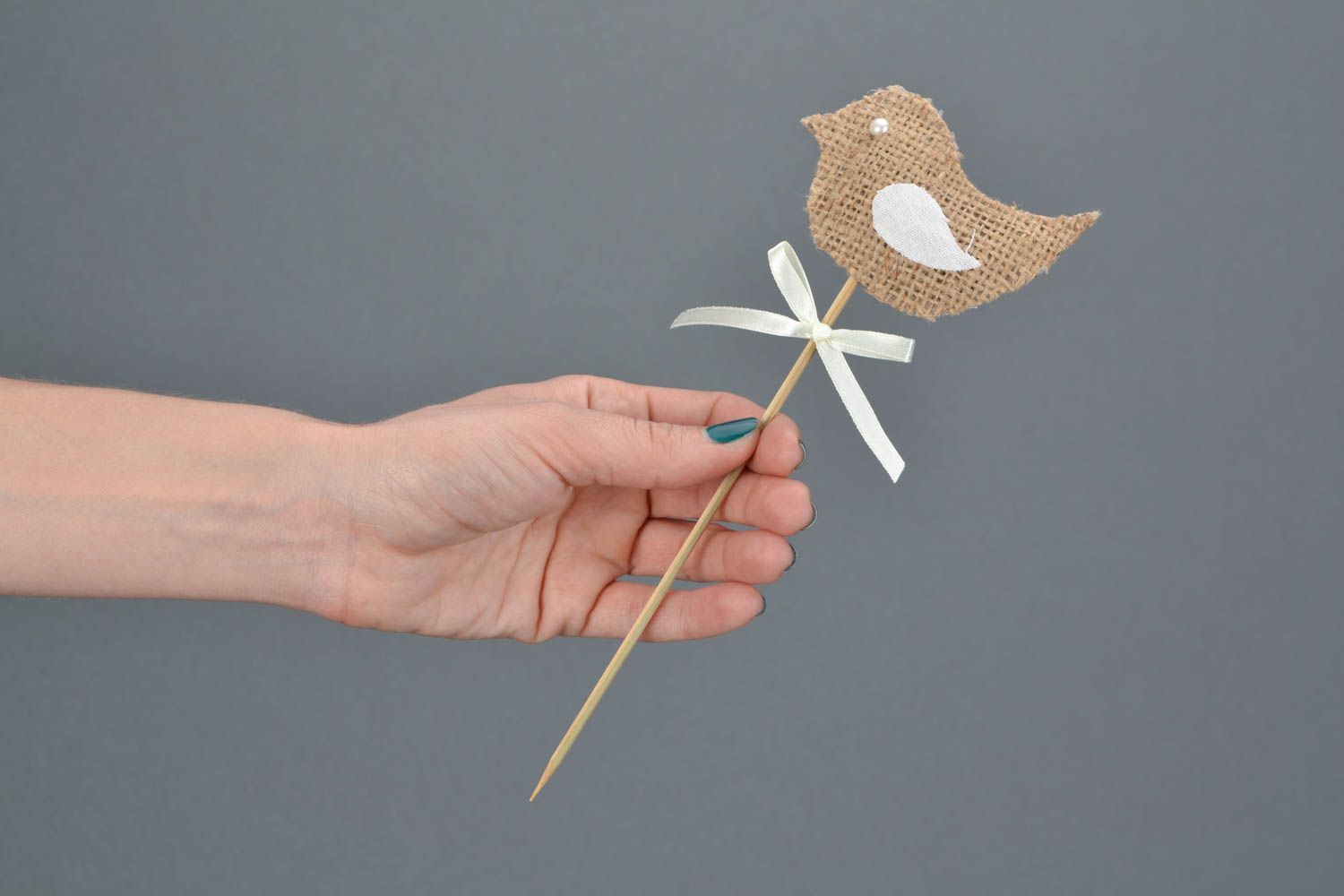 Маленькая игрушка на палочке птичка с бантиком бежевая красивая ручной работы фото 2