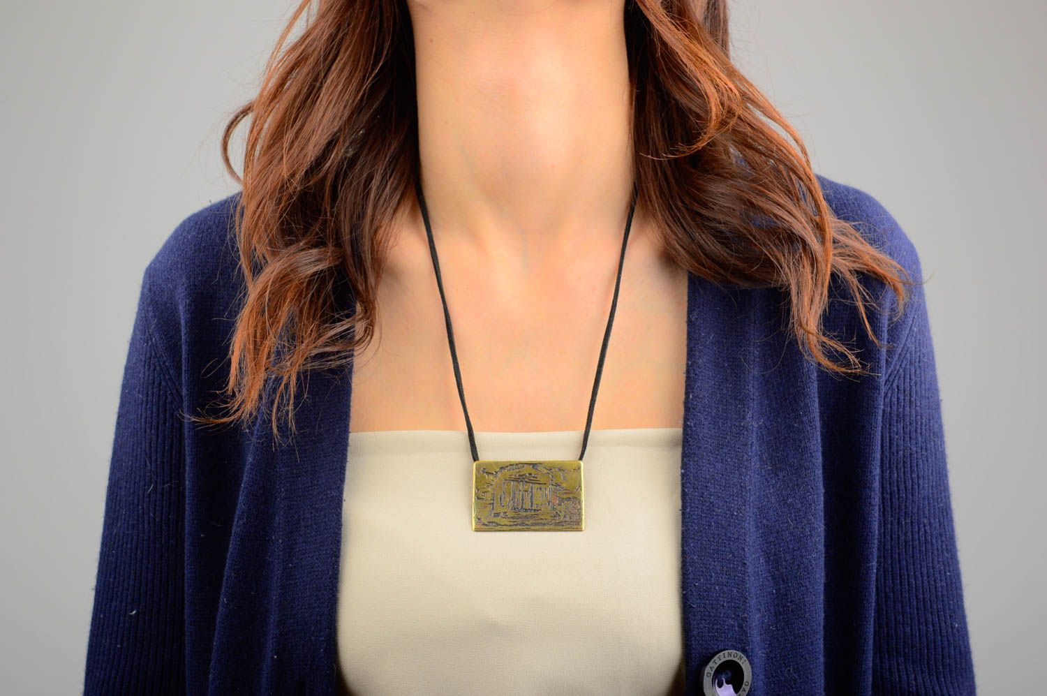 Pendentif laiton Bijou fait main rectangulaire sur lacet Accessoire femme photo 1