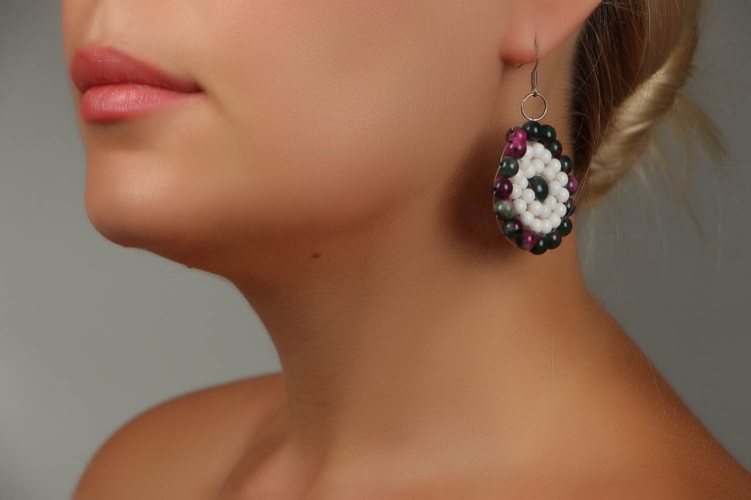 Round earrings made of natural stone photo 4