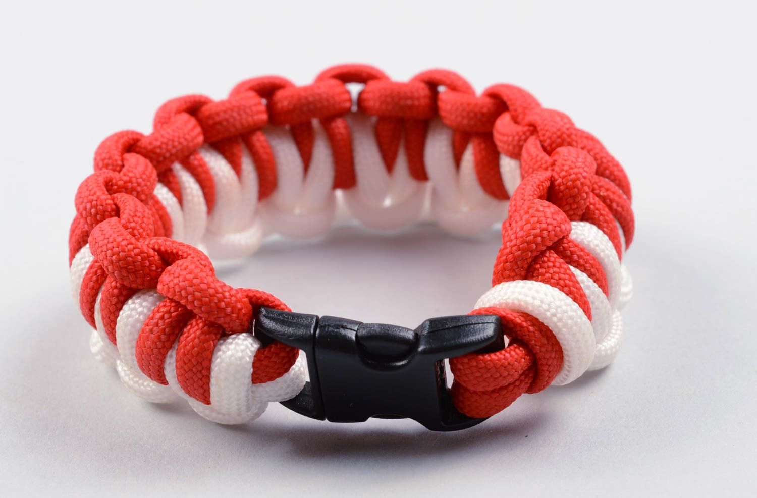 Schmuck für Männer handgefertigt Paracord Armband Designer Accessoire weiß rot foto 2