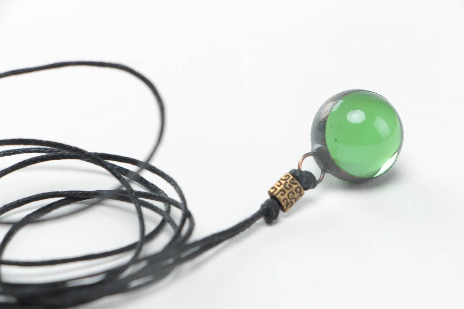 Pendentif boule en verre beau vert lacet ciré noir accessoire fait main photo 4