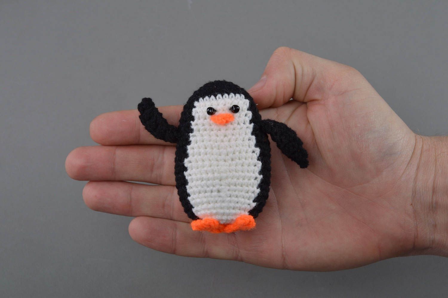 Смешная маленькая игрушка в виде пингвина черно-белая вязаная вручную для детей фото 4