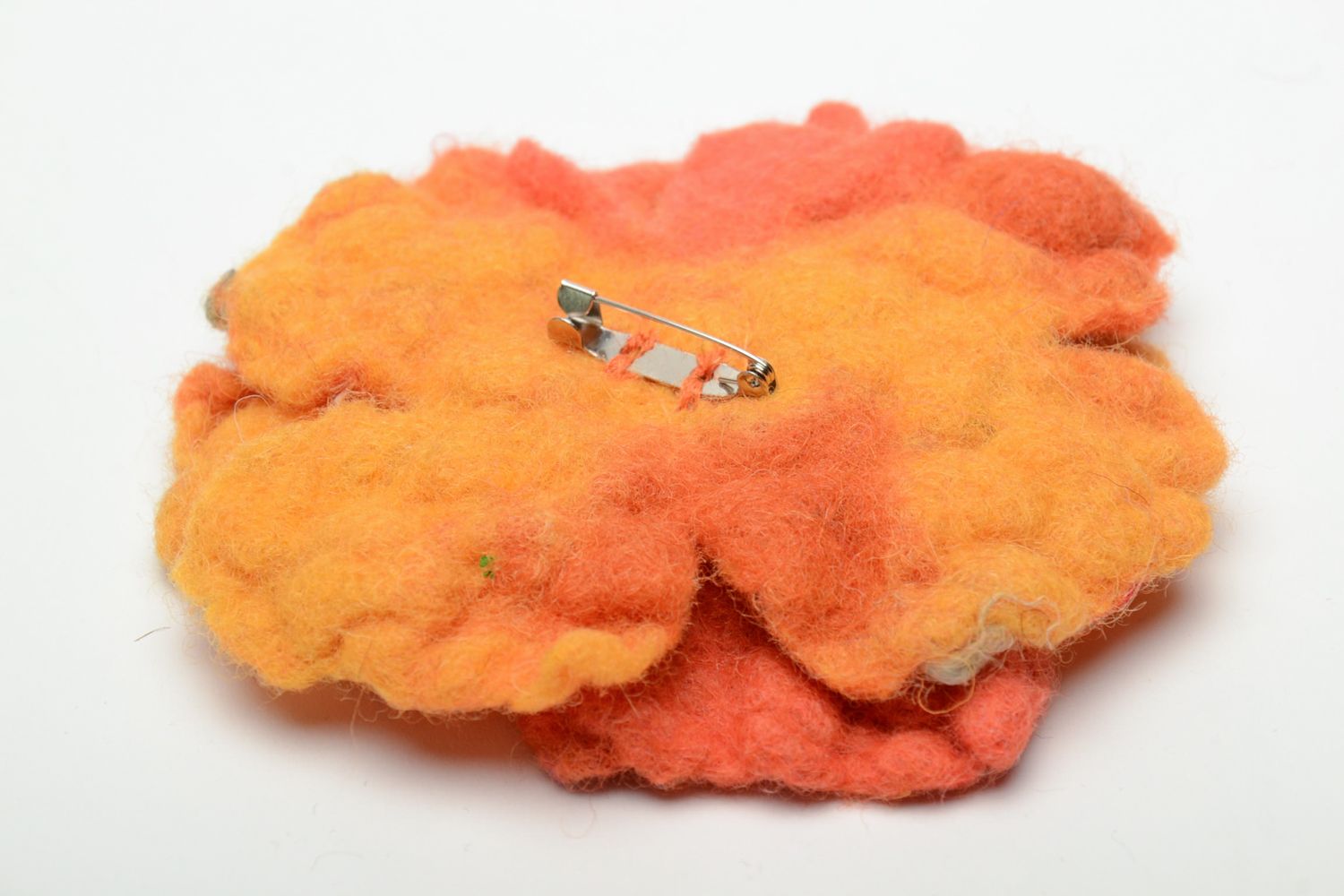 Broche en laine technique de feutrage Fleur orange photo 4