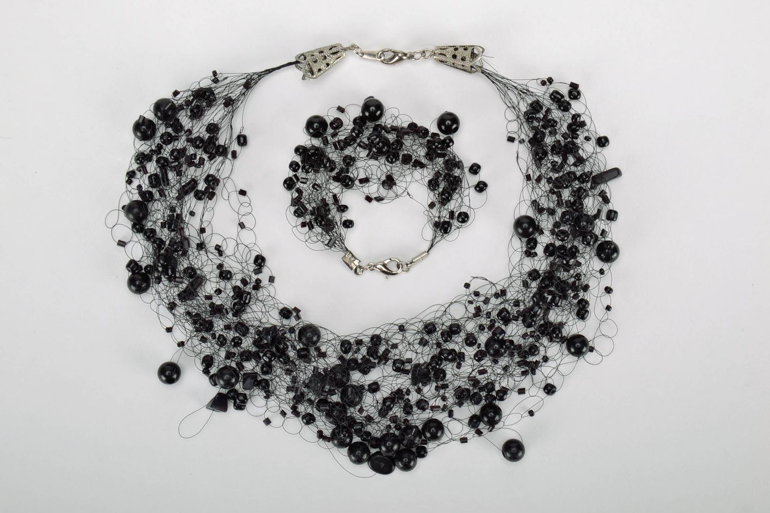 Set de bijoux faits main: collier et bracelet de grains de verre et perles photo 2