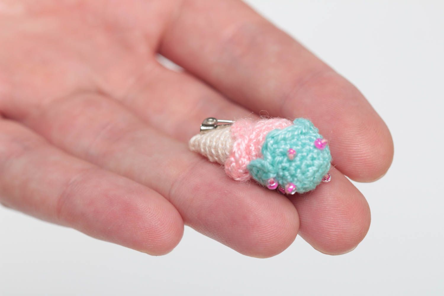 Broche tejido a ganchillo helado en miniatura de colores suaves hecho a mano foto 4