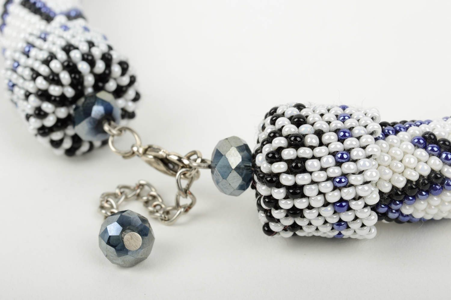 Collier perles rocaille Bijou fait main blanc noir Accessoire femme design photo 3