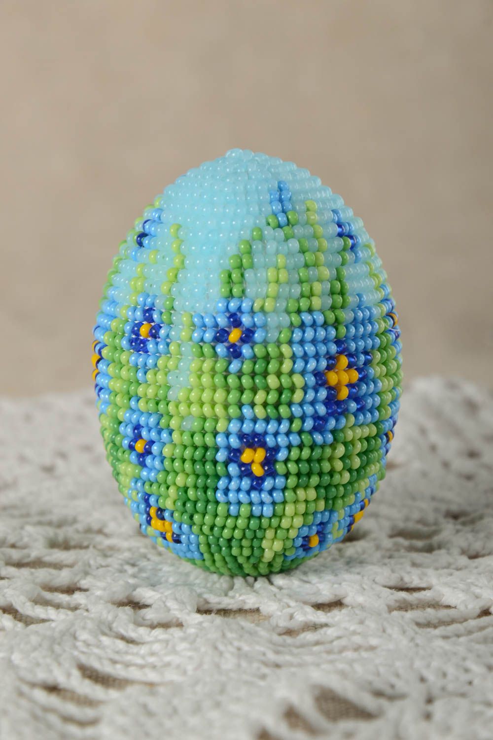 Яйцо из бисера ручной работы декоративный элемент предмет интерьера голубое  фото 1