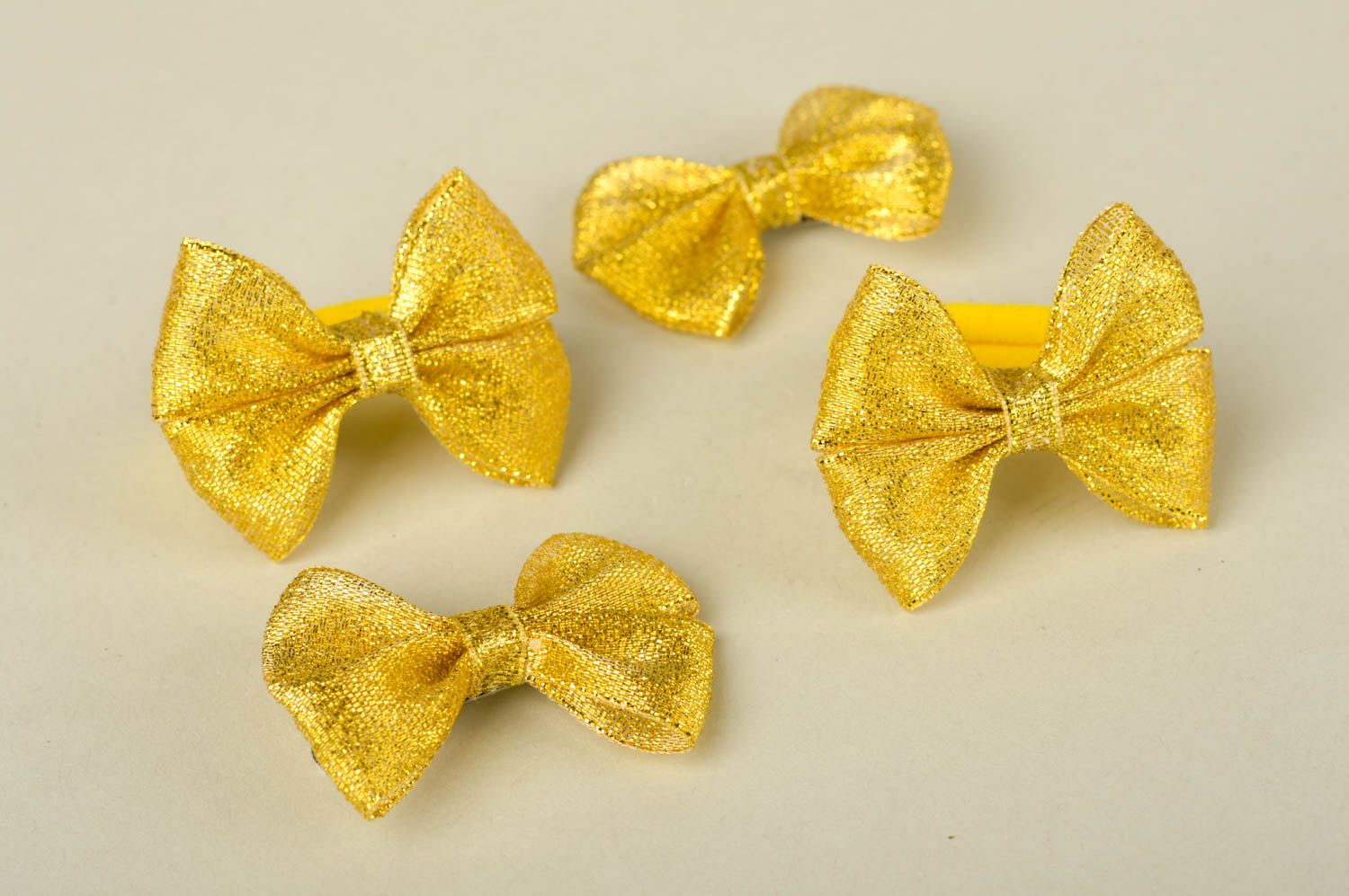 Ganchos con lazos y gomas de pelo artesanales dorados  accesorios infantiles foto 4