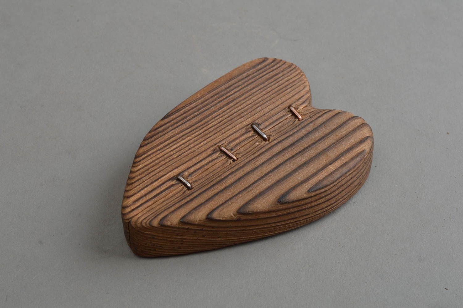 Figurine de coeur en bois de pin marron originale décorative faite main photo 2