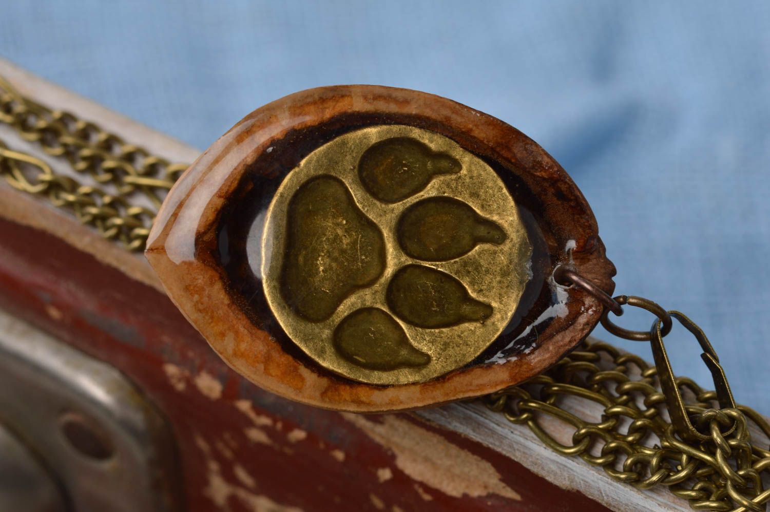Подвеска из ореха со следом волка на цепочке оригинальная ручной работы фото 4