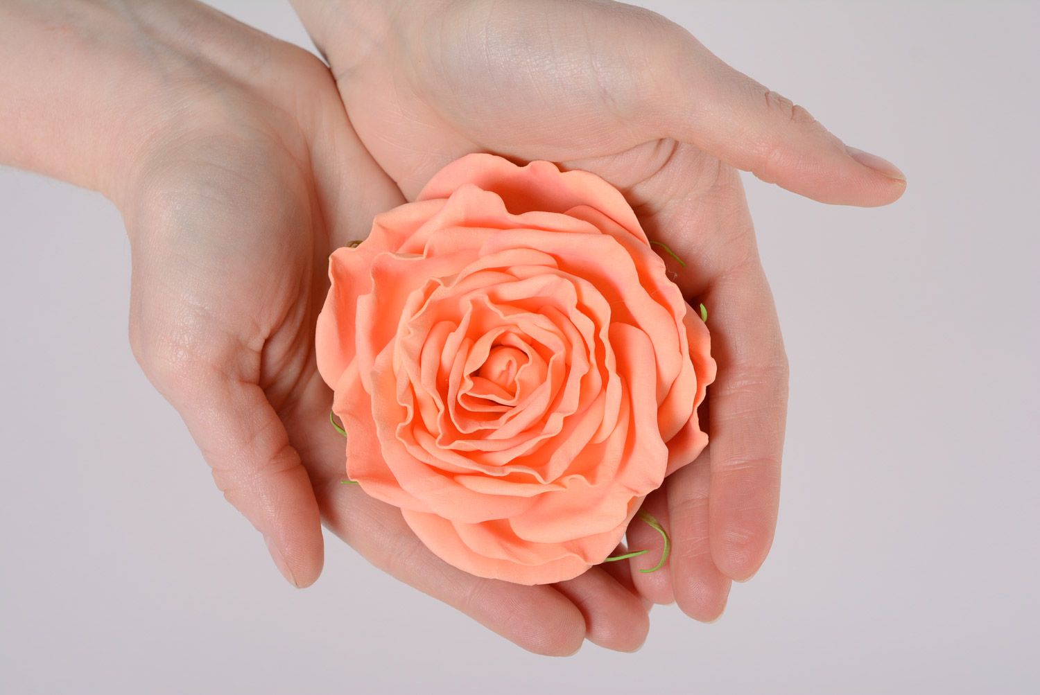 Яркая заколка для волос из фоамирана ручной работы в виде бутона розы оранжевая фото 5