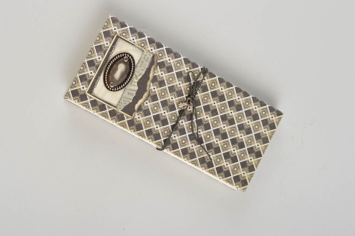 Boîte cadeau rectangulaire à motif fait main en carton technique scrapbooking photo 2