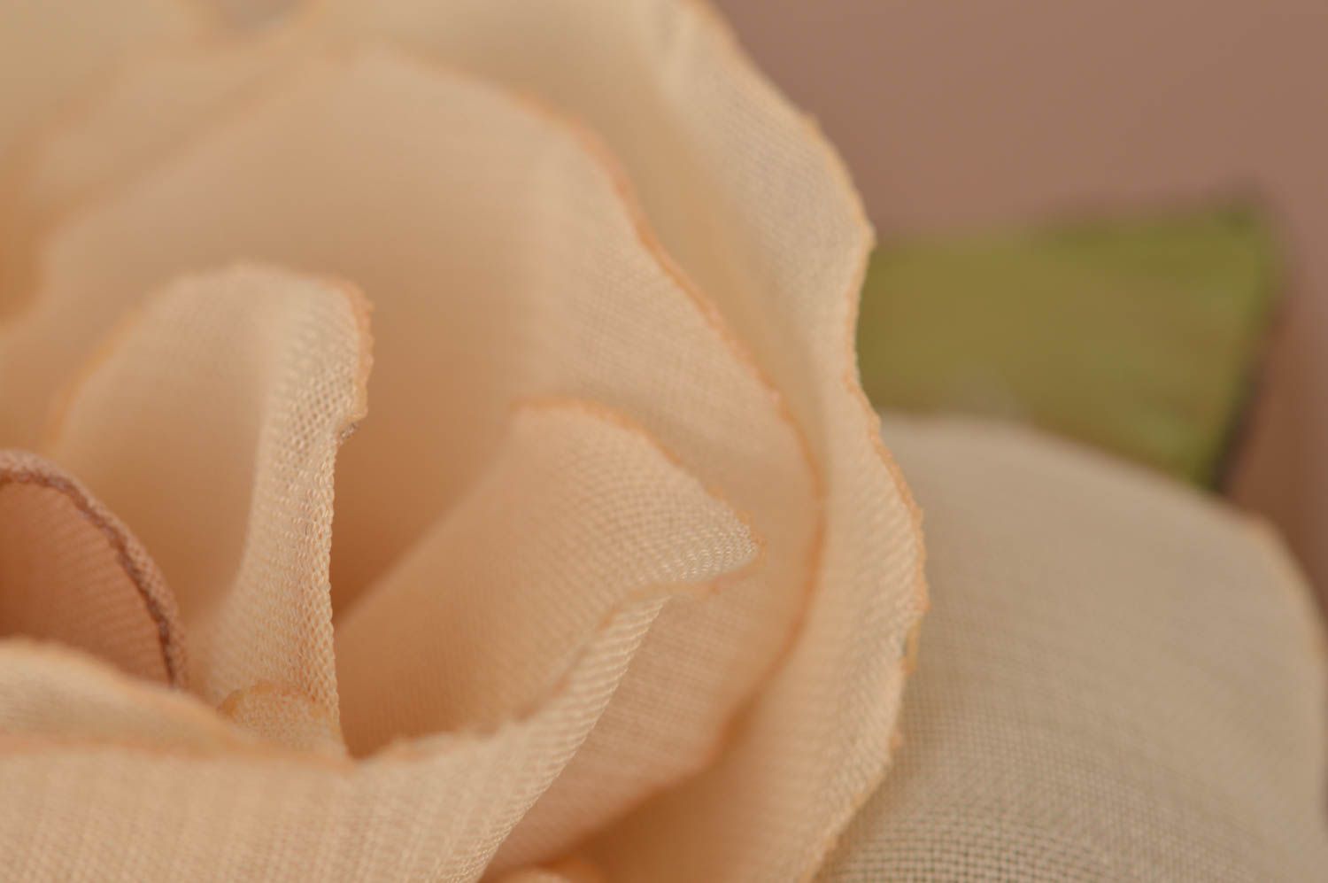 Красивая нежная женская брошь заколка из ткани ручной работы Бежевая роза фото 5