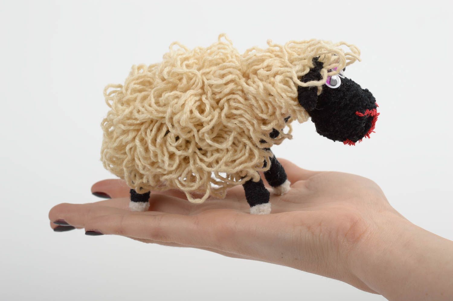 Peluche mouton Jouet fait main original fils synthétiques et laine Cadeau enfant photo 1