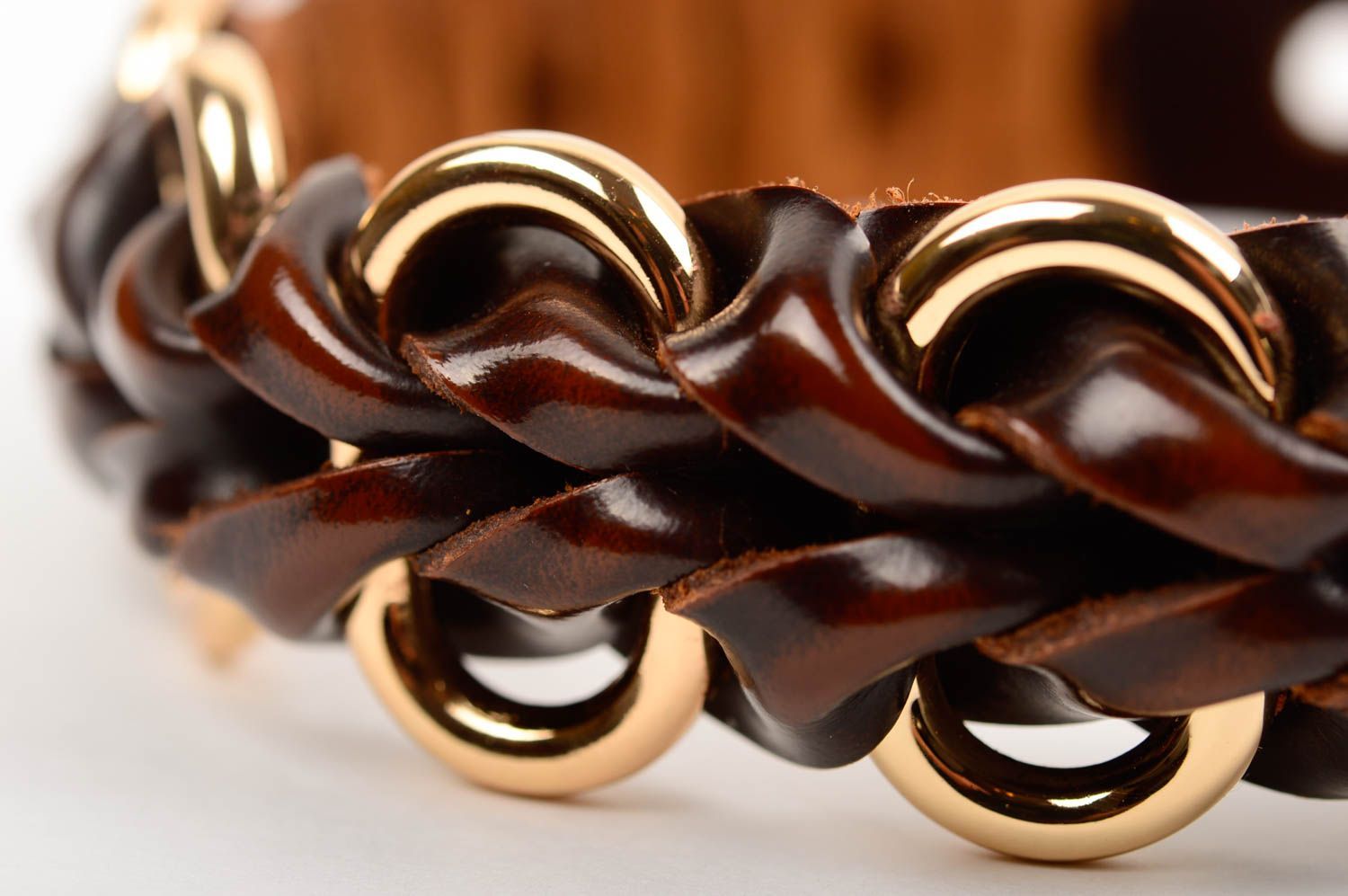 Bracelet en cuir naturel fait main brun tressé design original avec métal photo 3